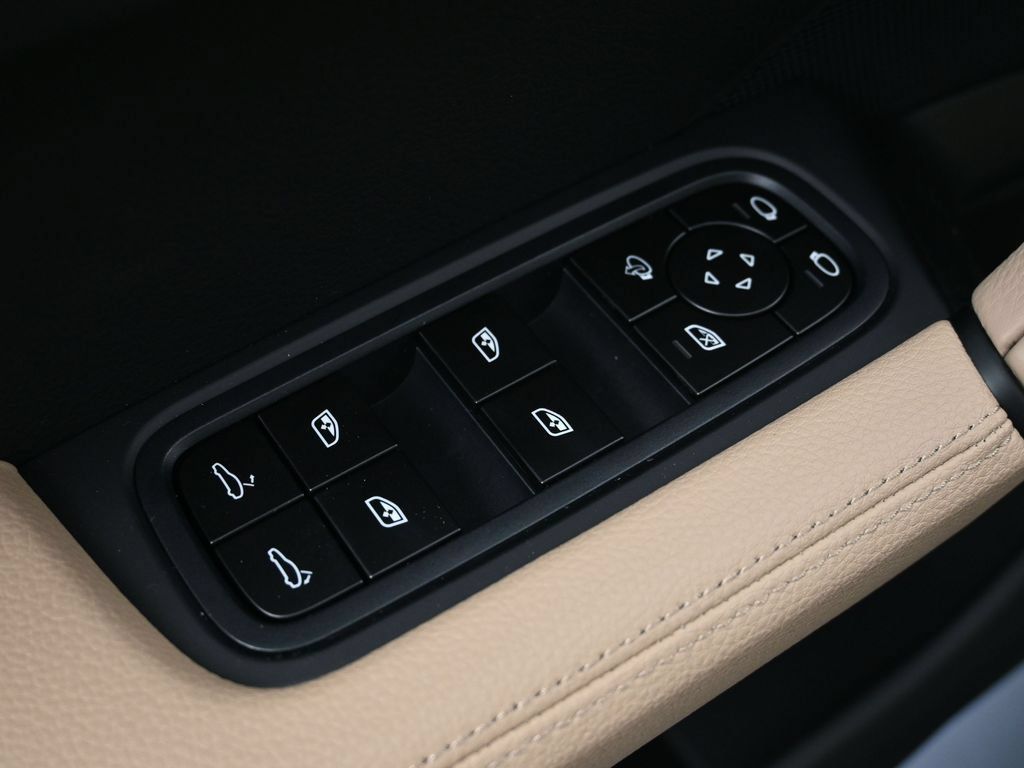 Used 2026 Porsche Cayenne AWD/4WD image 18