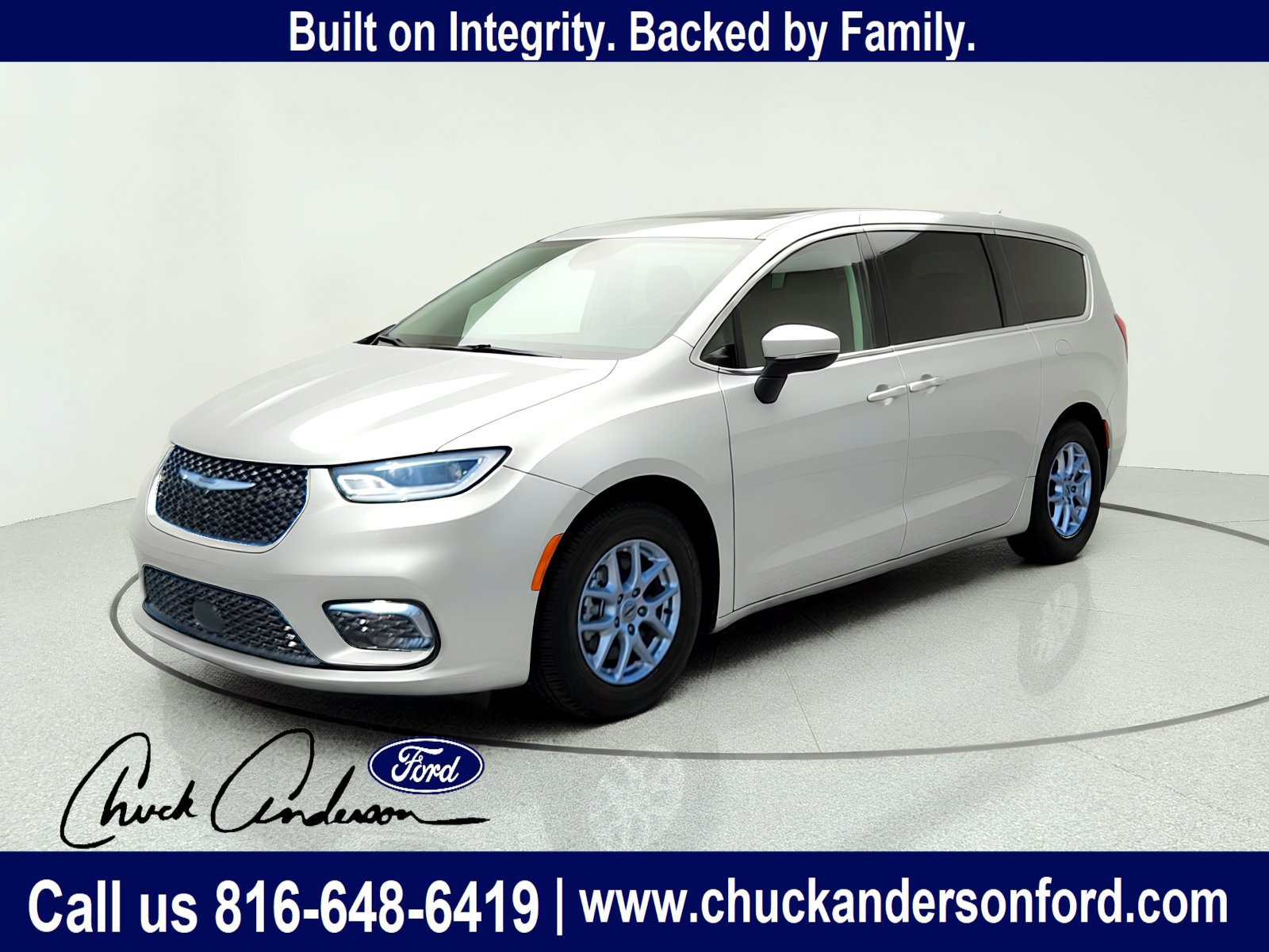 Used 2023 Chrysler Pacifica Touring-L FWD image 2
