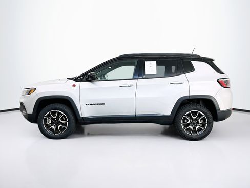 Used 2025 Jeep Compass Trailhawk AWD/4WD image 4