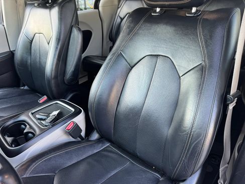 Used 2017 Chrysler Pacifica Touring-L Plus FWD image 16