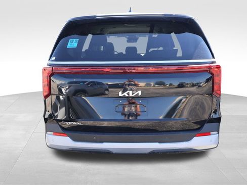 Used 2025 Kia Carnival FWD image 18