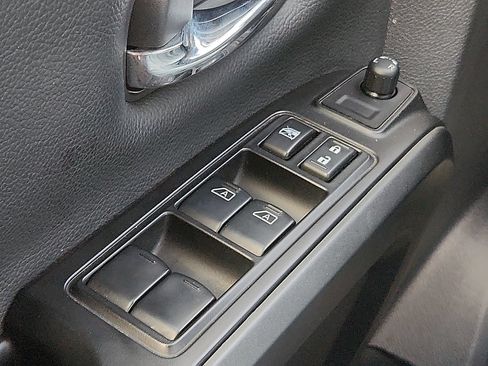 Used 2023 Nissan Titan SV w/ SV Convenience Package AWD/4WD image 16