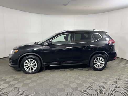 Used 2020 Nissan Rogue SV image 2