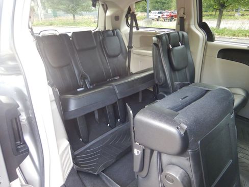 Used 2016 Chrysler Town & Country Touring w/ Driver Convenience Group FWD image 24