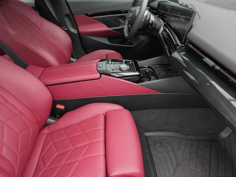 Certified 2025 BMW 530i xDrive w/ Premium Package image 12