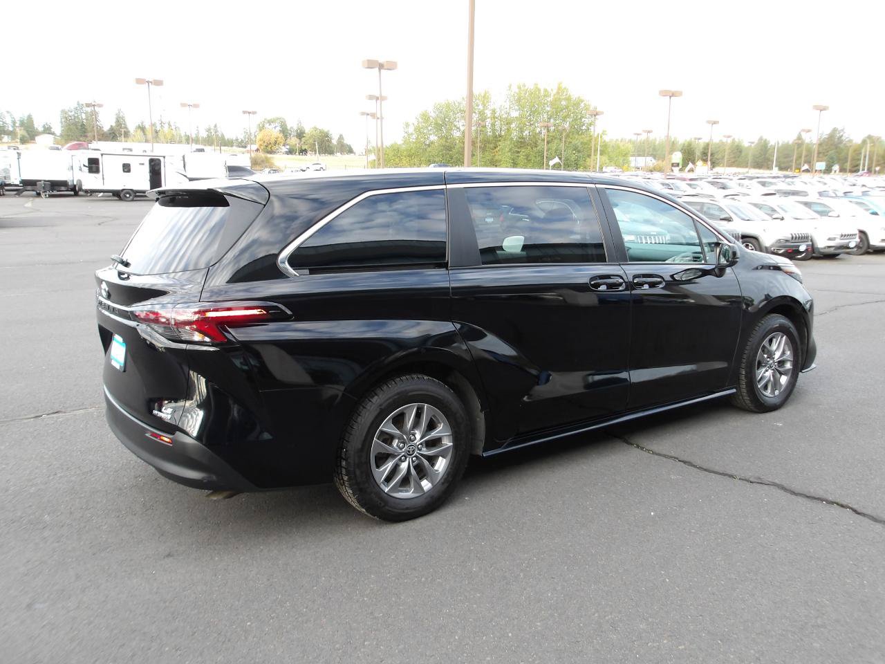 Used 2023 Toyota Sienna LE AWD/4WD image 5