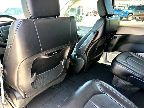 Used 2023 Chrysler Pacifica Touring-L FWD image 20