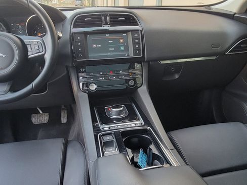 Used 2018 Jaguar F-PACE Premium image 15