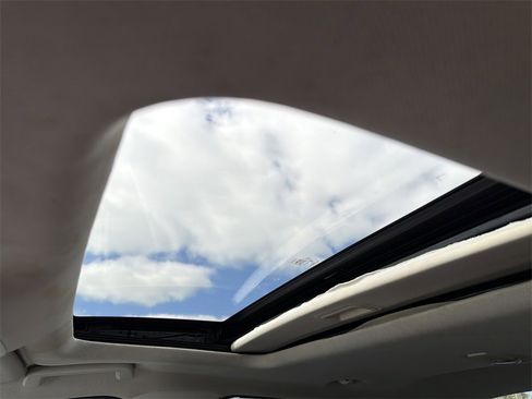 Used 2016 Ford Focus SE w/ SE Sport Package image 32