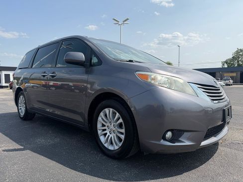 Used 2017 Toyota Sienna XLE w/ XLE Navigation Package FWD image 3