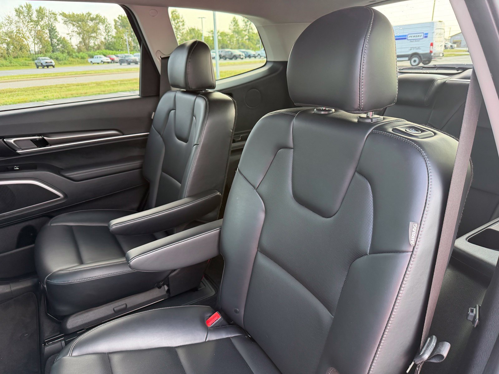 Used 2025 Kia Telluride S FWD image 13