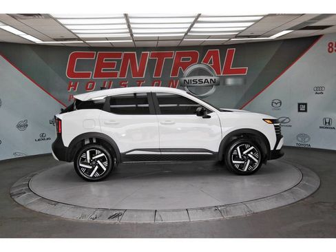 Used 2026 Nissan Kicks SV w/ SV Premium Package FWD image 5