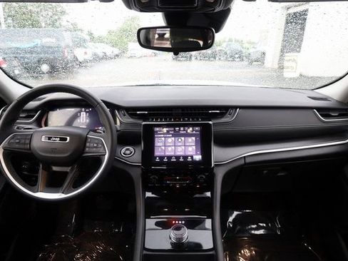 Used 2023 Jeep Grand Cherokee Laredo image 18