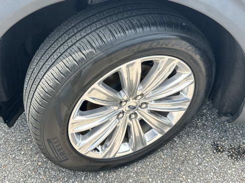 Used 2022 Ford Explorer Limited w/ Equipment Group 301A RWD image 11