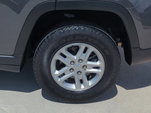 Used 2025 Jeep Grand Cherokee Laredo w/ Luxury Tech Group I RWD image 26