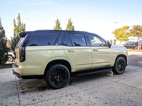 Used 2024 Cadillac Escalade Premium Luxury image 11