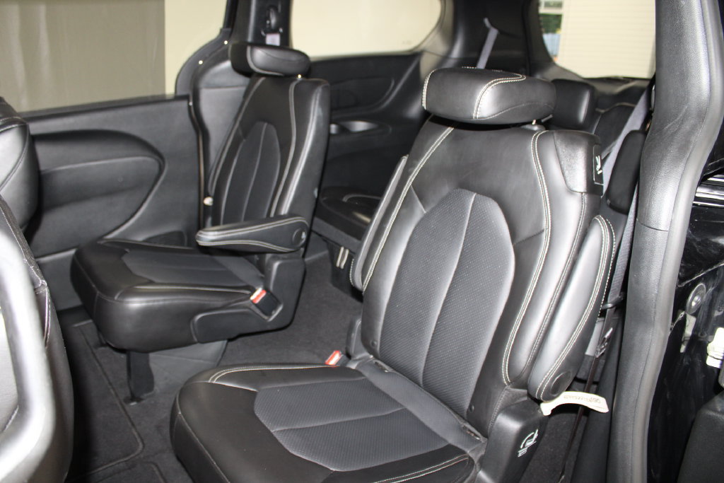 Used 2025 Chrysler Pacifica Select FWD image 23