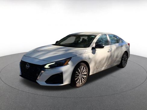 Used 2025 Nissan Altima 2.5 SV image 3