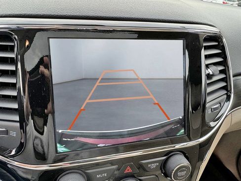 Used 2021 Jeep Grand Cherokee Limited image 15