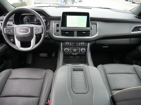 Used 2024 GMC Yukon SLT w/ SLT Premium Package image 10