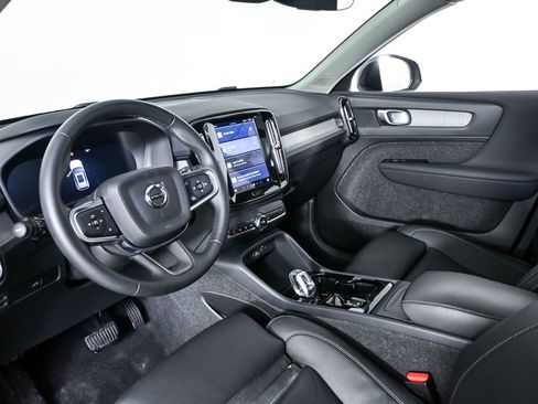Used 2025 Volvo XC40 B5 Plus image 6