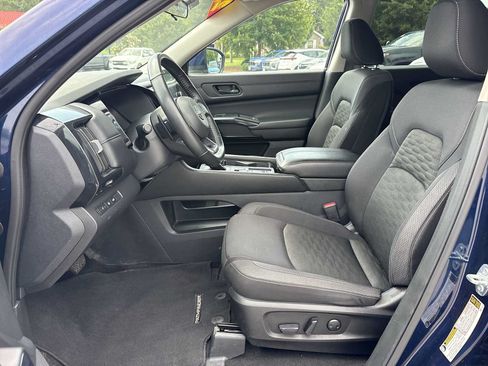 Used 2025 Nissan Pathfinder SV FWD image 18