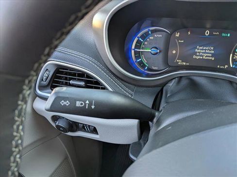 Used 2024 Chrysler Pacifica Select FWD image 16