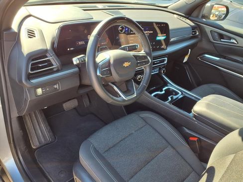 Used 2025 Chevrolet Traverse LT w/ Enhanced Driving Package image 4