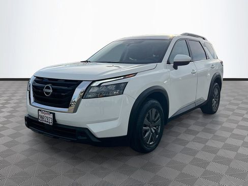 Used 2024 Nissan Pathfinder SV image 3