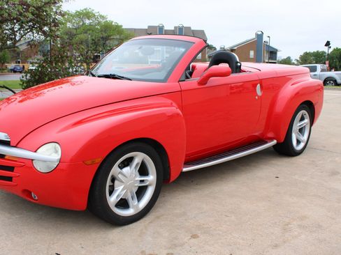 Used 2004 Chevrolet SSR w/ Preferred Equipment Group RWD image 21
