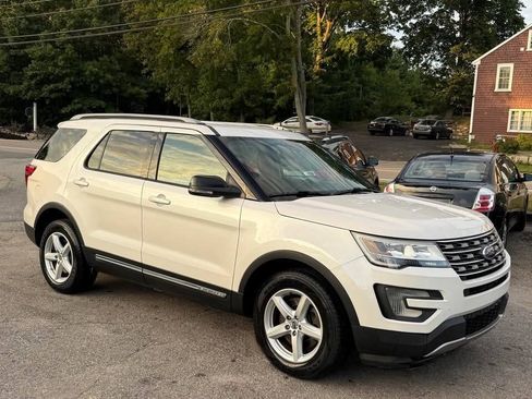 Used 2017 Ford Explorer XLT w/ Equipment Group 201A AWD/4WD image 2