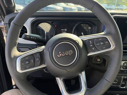 Used 2025 Jeep Wrangler Unlimited Sahara AWD/4WD image 20