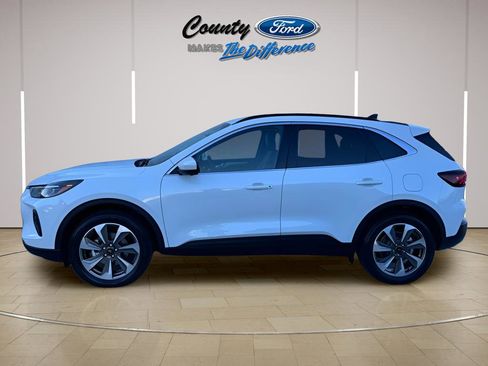 Used 2025 Ford Escape Platinum w/ Premium Technology Package FWD image 3