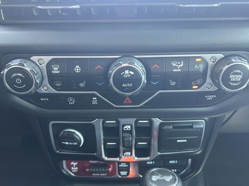 Used 2025 Jeep Wrangler Unlimited Rubicon w/ Convenience Group AWD/4WD image 18