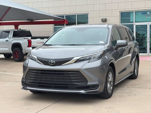 Used 2026 Toyota Sienna LE FWD image 4
