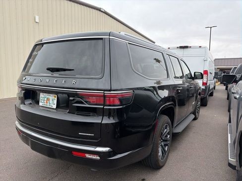 Used 2024 Jeep Wagoneer L Series II RWD image 10