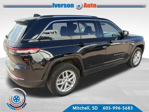 Used 2023 Jeep Grand Cherokee Laredo w/ Luxury Tech Group I AWD/4WD image 6