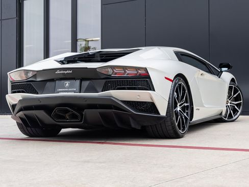 Used 2018 Lamborghini Aventador S image 9