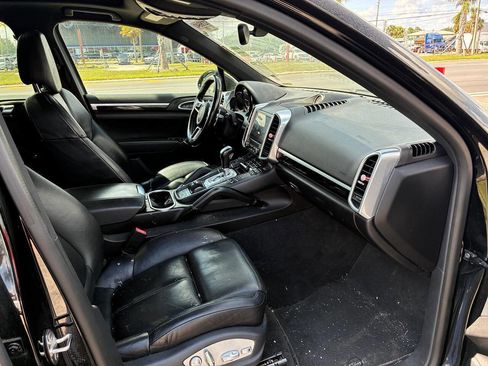 Used 2017 Porsche Cayenne Platinum Edition w/ Premium Package (PJV) image 5