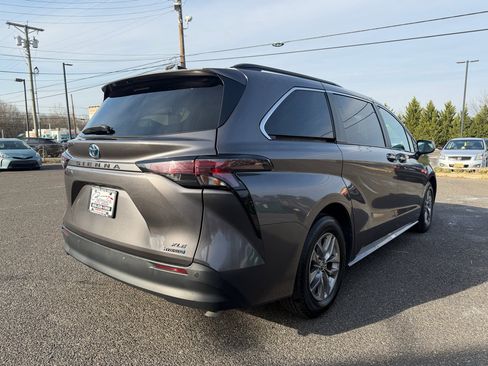 Used 2023 Toyota Sienna XLE image 5