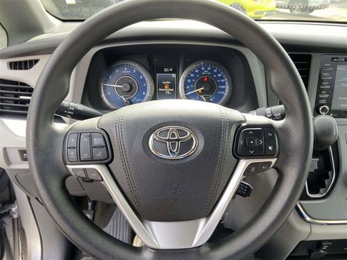 Used 2018 Toyota Sienna LE image 33