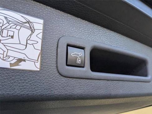 Used 2024 Toyota Sienna Limited image 11