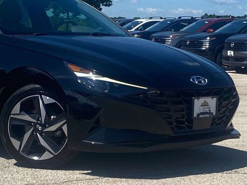 Used 2023 Hyundai Elantra SEL w/ Convenience Package FWD image 2