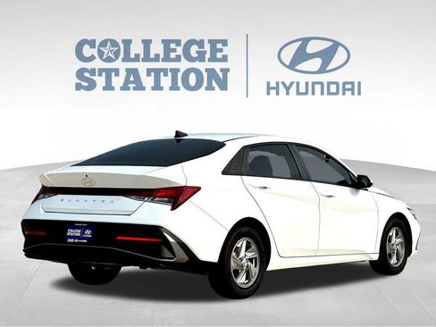 Used 2026 Hyundai Elantra SE FWD image 10