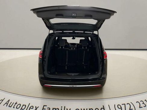 Used 2025 Chrysler Pacifica Select FWD image 9