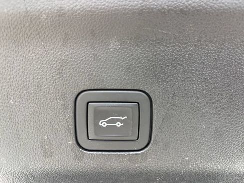 Used 2025 Chevrolet Suburban Z71 AWD/4WD image 8