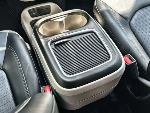 Used 2024 Chrysler Pacifica Touring-L FWD image 22