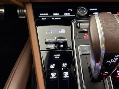Certified 2022 Porsche Cayenne Turbo S AWD/4WD image 19