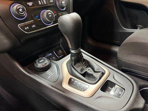 Used 2017 Jeep Cherokee Latitude w/ Cold Weather Group AWD/4WD image 36