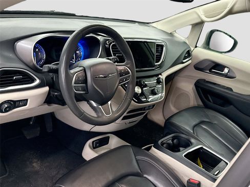 Used 2023 Chrysler Pacifica Touring-L image 7